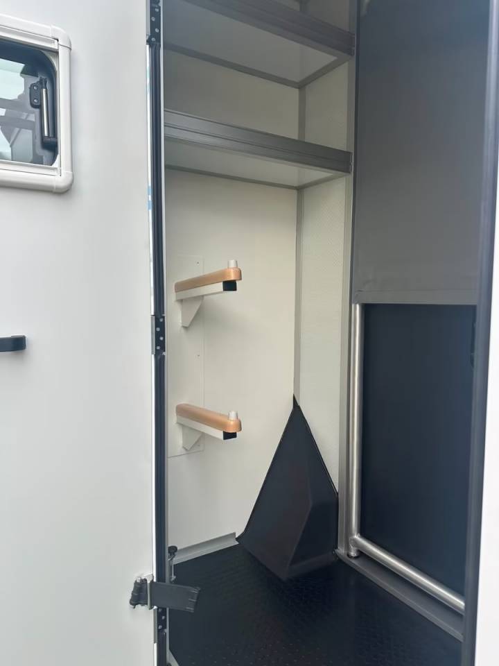 Furgoneta para caballos Renault RENAULT MASTER 170 MSG STALLION LIGHT AUTOMATIQUE 2026 Nuevo