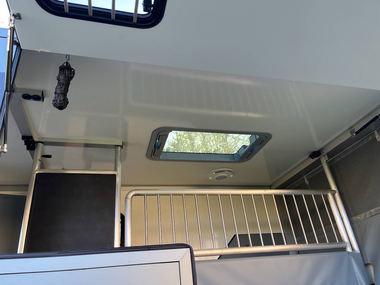 Furgoneta para caballos Nissan NISSAN INTERSTAR DCI 165 MSG STALLION LIGHT 2026 De segunda mano