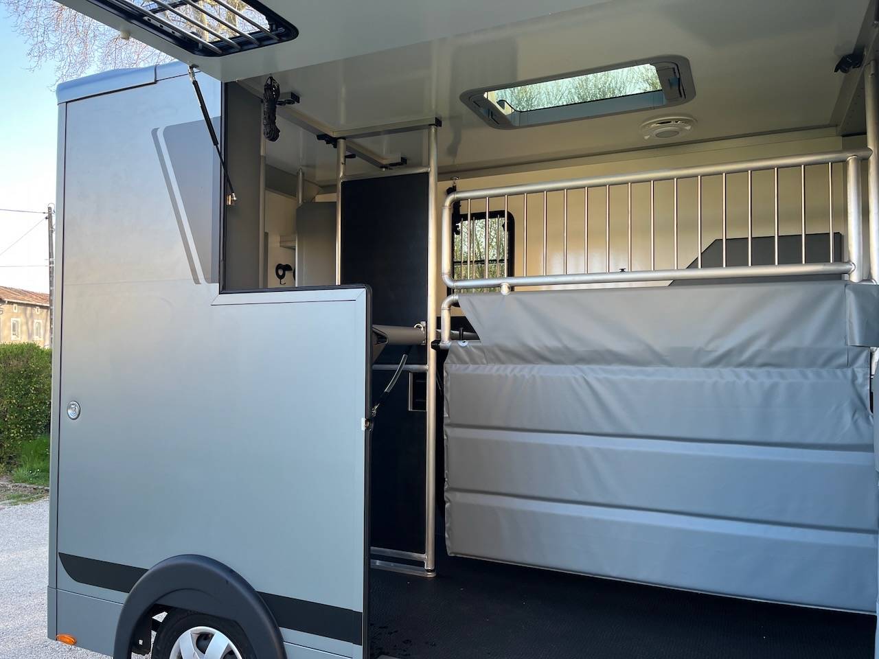 Furgoneta para caballos Nissan NISSAN INTERSTAR DCI 165 MSG STALLION LIGHT 2026 De segunda mano