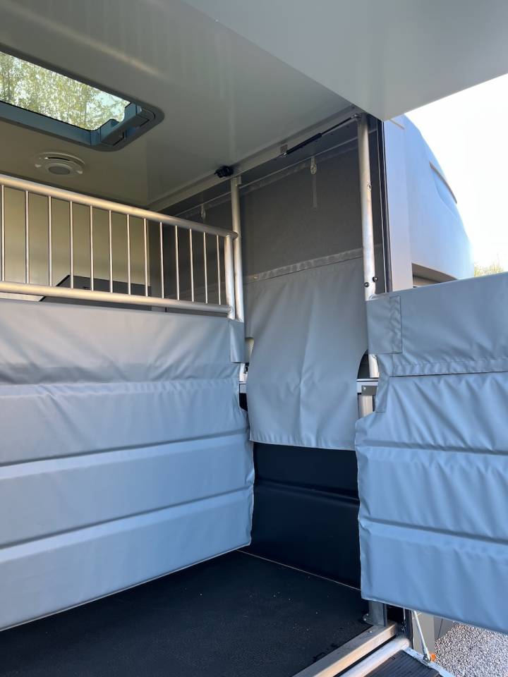 Furgoneta para caballos Nissan NISSAN INTERSTAR DCI 165 MSG STALLION LIGHT 2026 De segunda mano