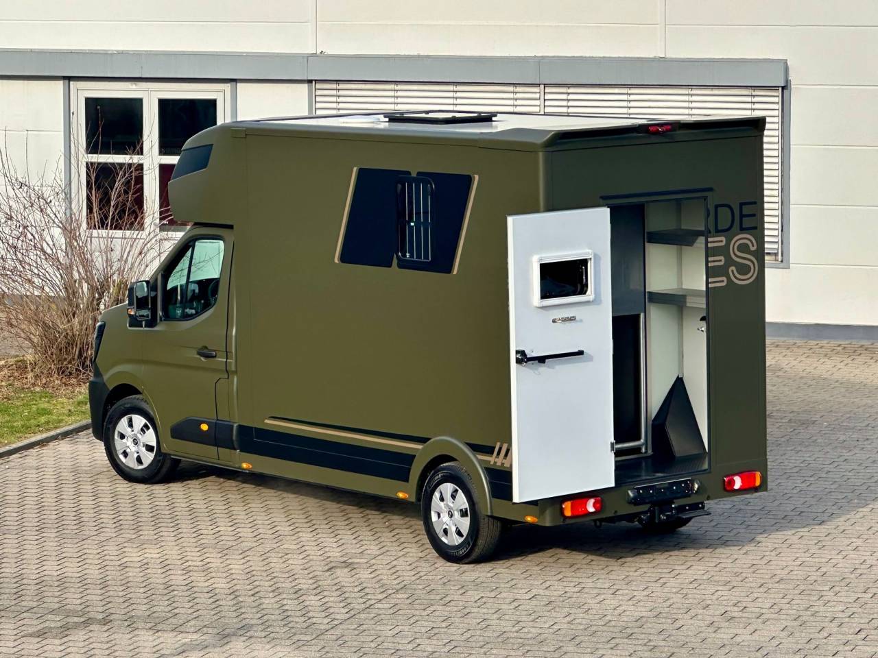 Furgoneta para caballos Renault RENAULT MASTER 170 MSG STALLION LIGHT AUTOMATIQUE 2026 Nuevo