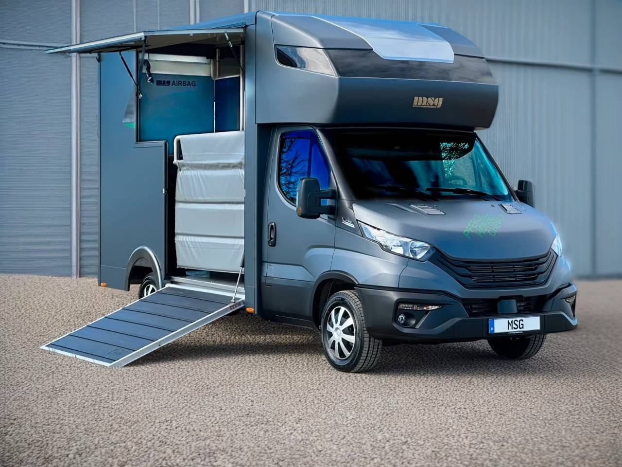 Furgoneta para caballos Iveco IVECO DAILY 35-210 HI-MATIC MSG STALLION LIGHT 2026 Nuevo