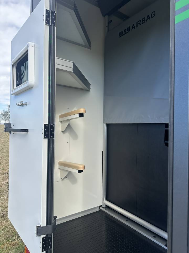 Furgoneta para caballos Iveco IVECO DAILY 35-210 HI-MATIC MSG STALLION LIGHT 2026 Nuevo