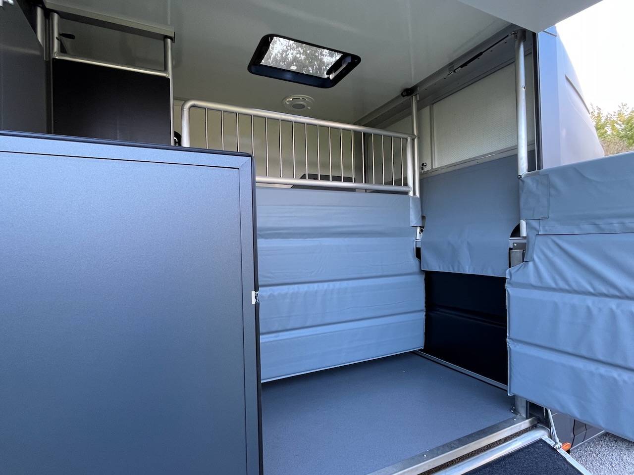 Furgoneta para caballos Otra marca MAXUS DELIVER 9 LUXURY MSG STALLION LIGHT 2025 De segunda mano