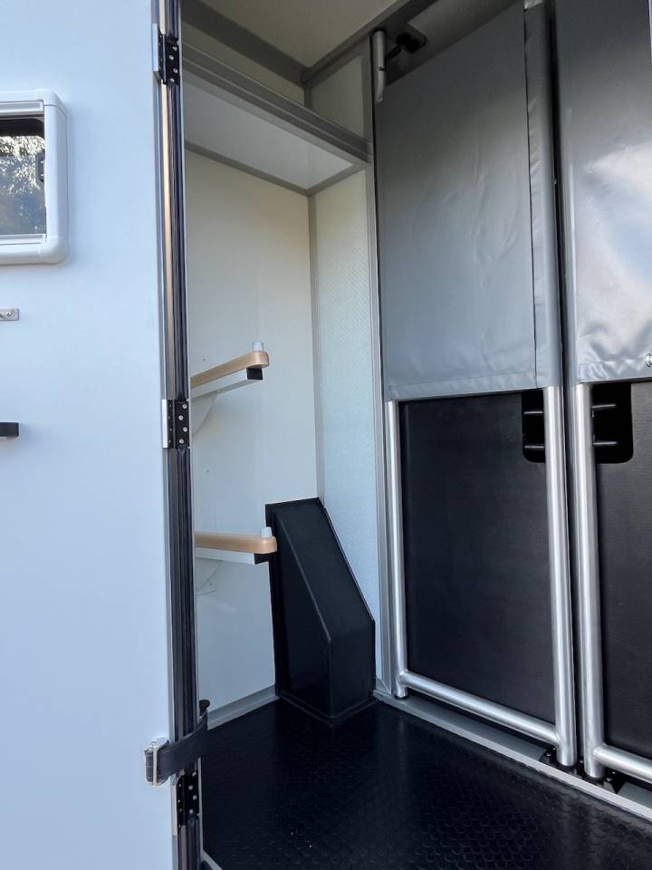Furgoneta para caballos Otra marca MAXUS DELIVER 9 LUXURY MSG STALLION LIGHT 2025 De segunda mano