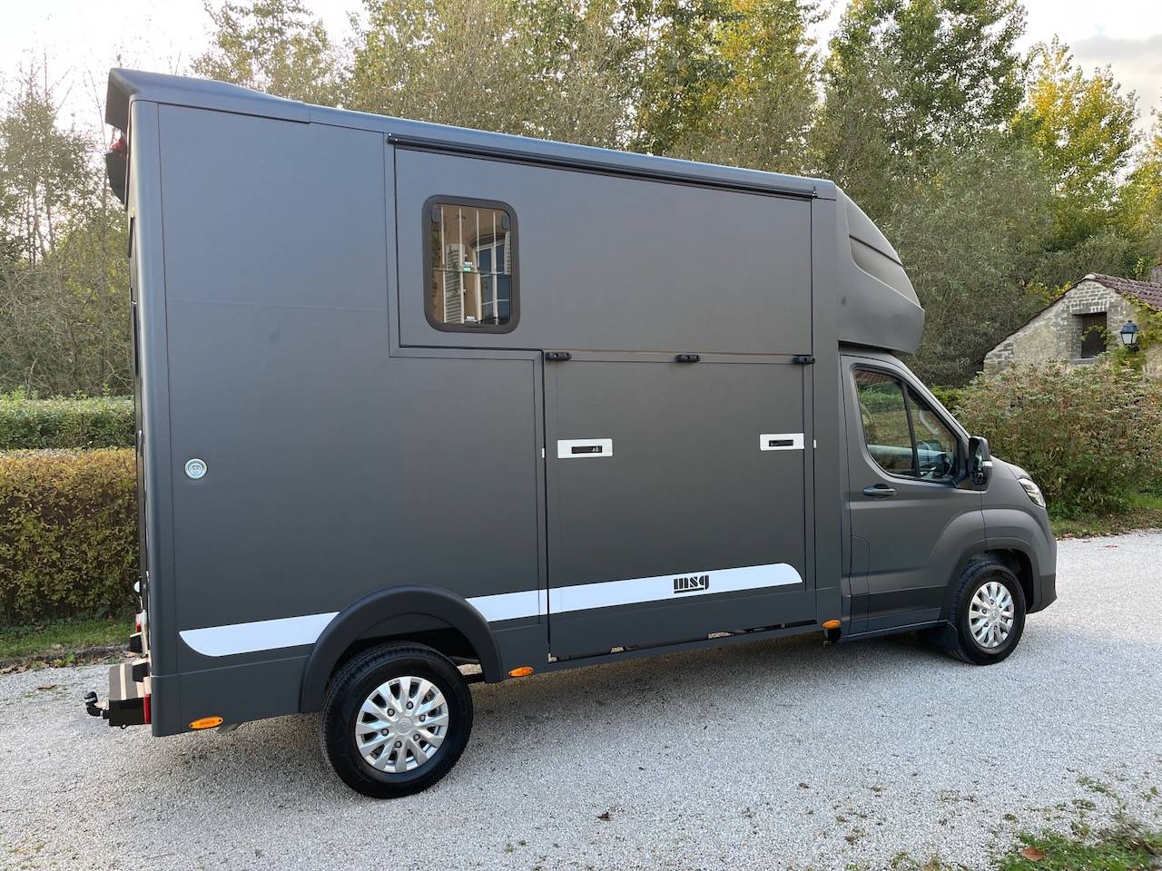 Furgoneta para caballos Otra marca MAXUS DELIVER 9 LUXURY MSG STALLION LIGHT 2025 De segunda mano