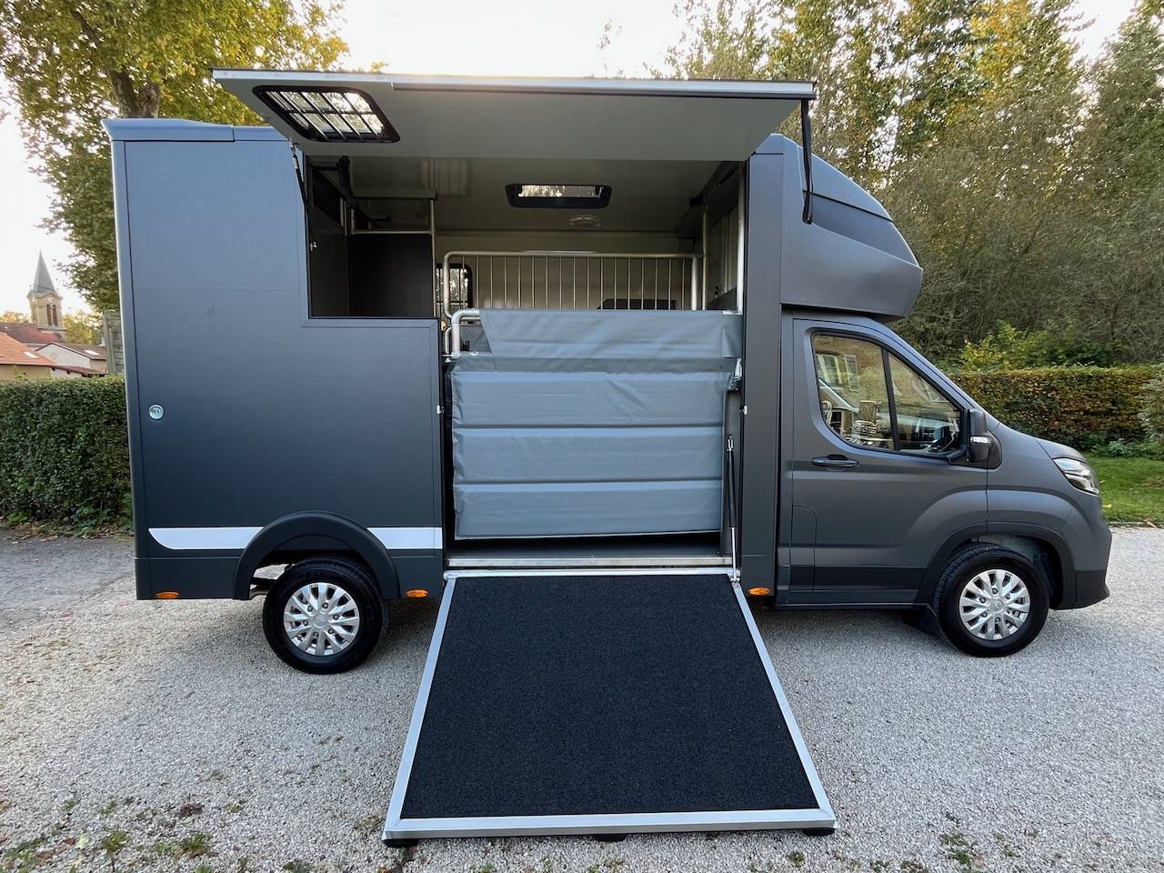Furgoneta para caballos Otra marca MAXUS DELIVER 9 LUXURY MSG STALLION LIGHT 2025 De segunda mano