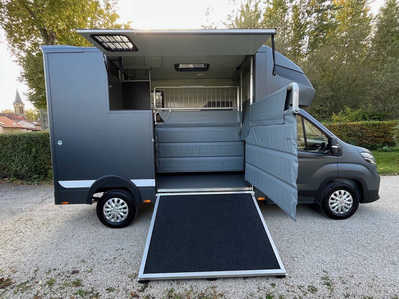Furgoneta para caballos Otra marca MAXUS DELIVER 9 LUXURY MSG STALLION LIGHT 2025 De segunda mano
