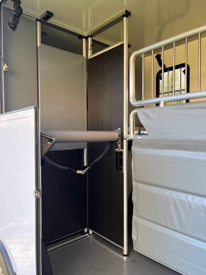 Furgoneta para caballos Otra marca MAXUS DELIVER 9 LUXURY MSG STALLION LIGHT 2025 De segunda mano