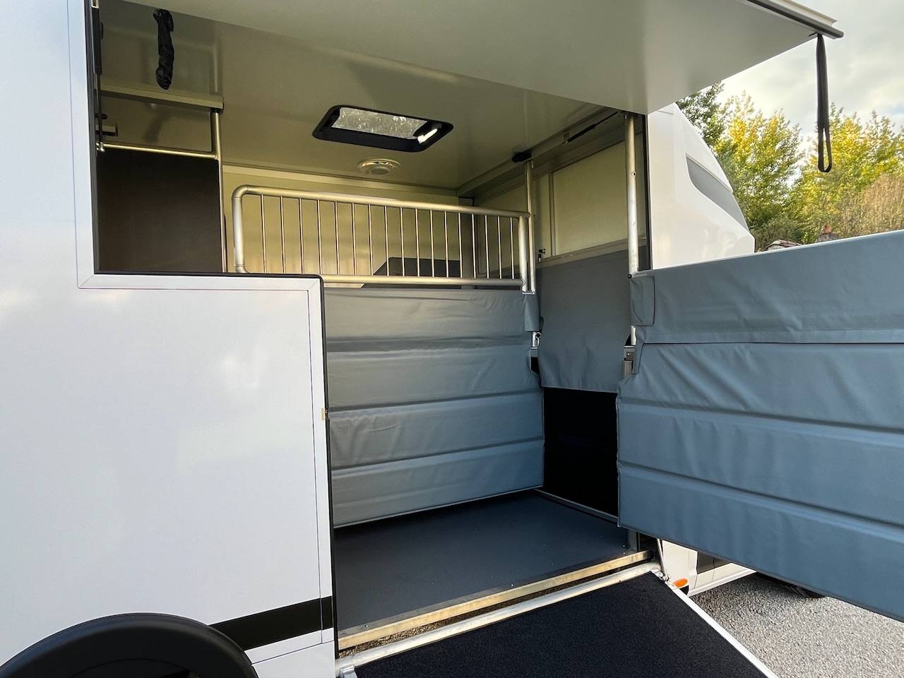 Furgoneta para caballos Otra marca MAXUS DELIVER 9 LUXURY MSG STALLION LIGHT 2025 De segunda mano