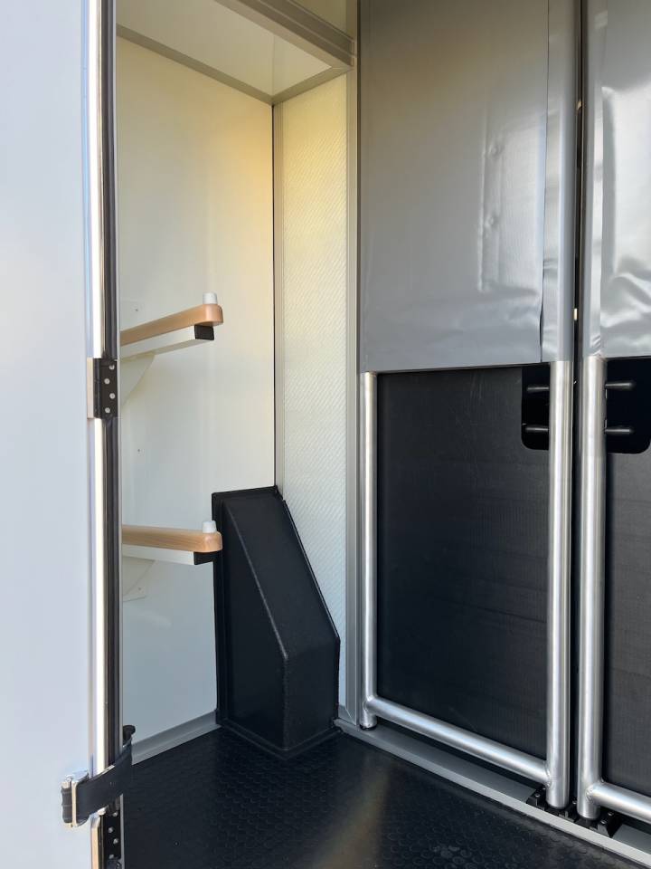 Furgoneta para caballos Otra marca MAXUS DELIVER 9 LUXURY MSG STALLION LIGHT 2025 De segunda mano