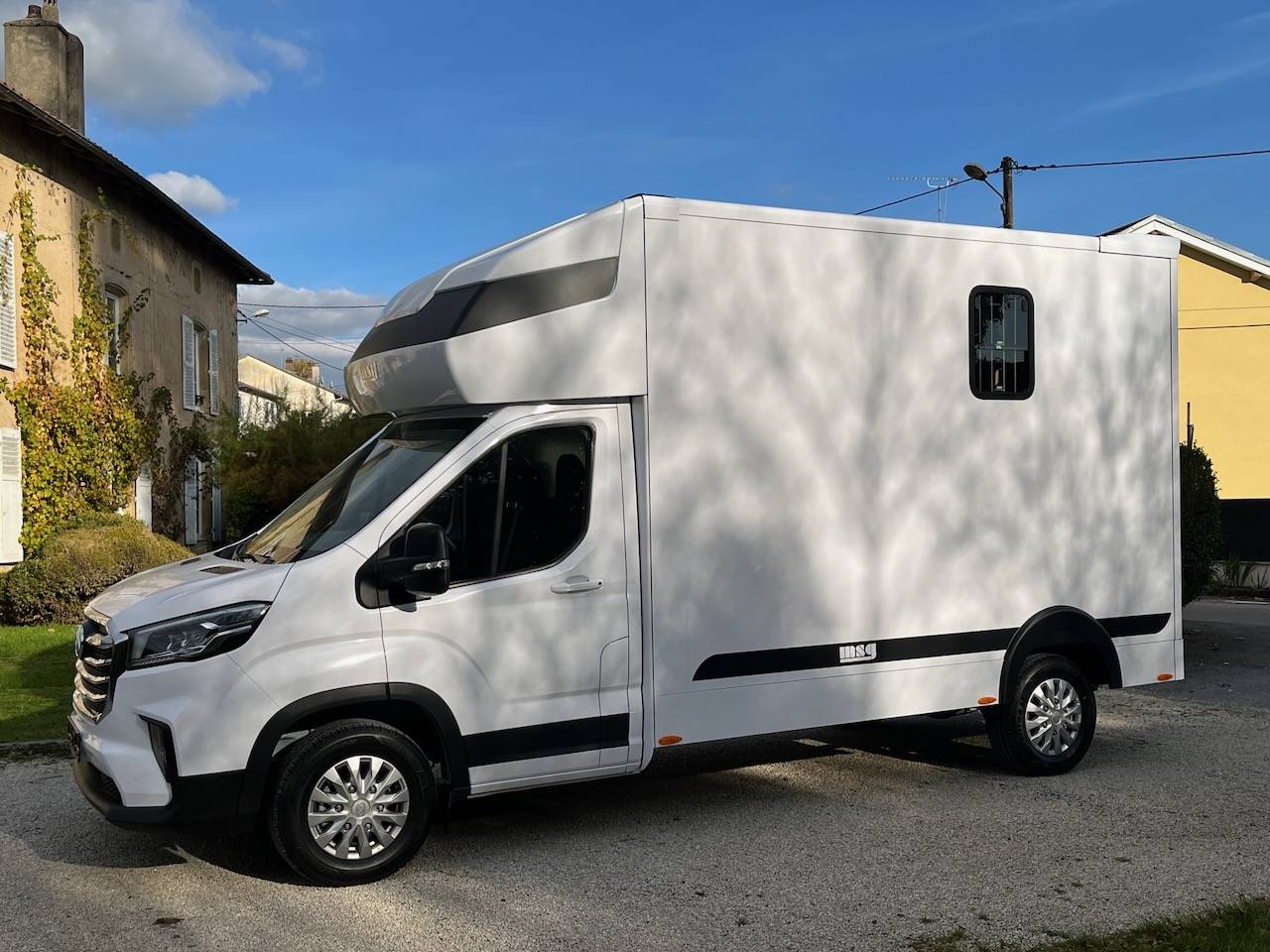 Furgoneta para caballos Otra marca MAXUS DELIVER 9 LUXURY MSG STALLION LIGHT 2025 De segunda mano