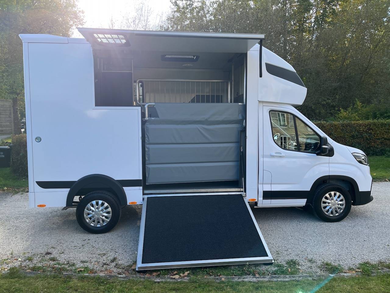 Furgoneta para caballos Otra marca MAXUS DELIVER 9 LUXURY MSG STALLION LIGHT 2025 De segunda mano