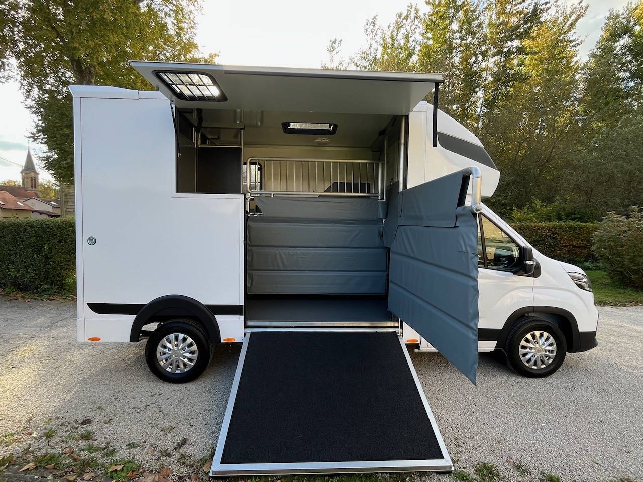 Furgoneta para caballos Otra marca MAXUS DELIVER 9 LUXURY MSG STALLION LIGHT 2025 De segunda mano