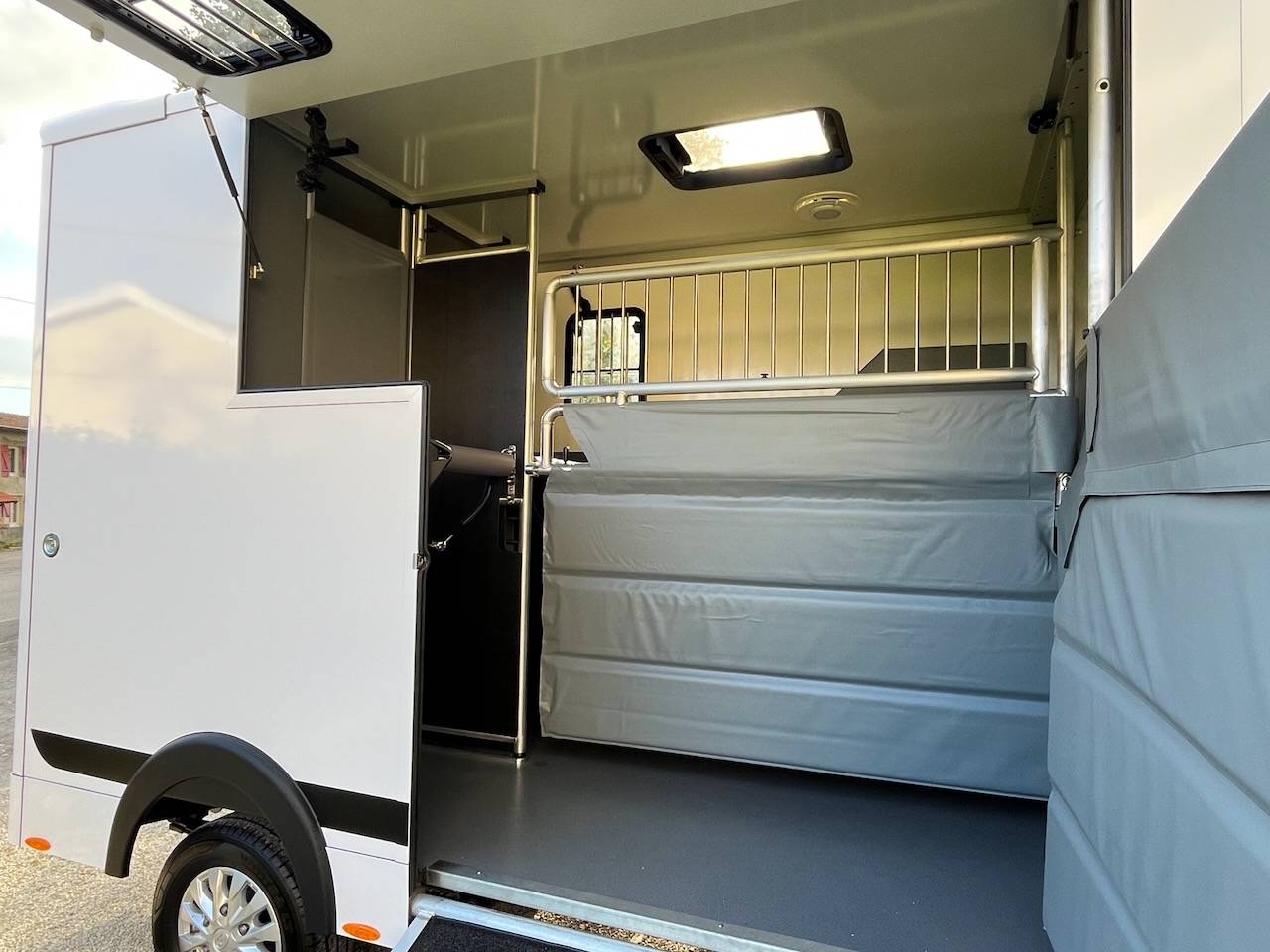 Furgoneta para caballos Otra marca MAXUS DELIVER 9 LUXURY MSG STALLION LIGHT 2025 De segunda mano