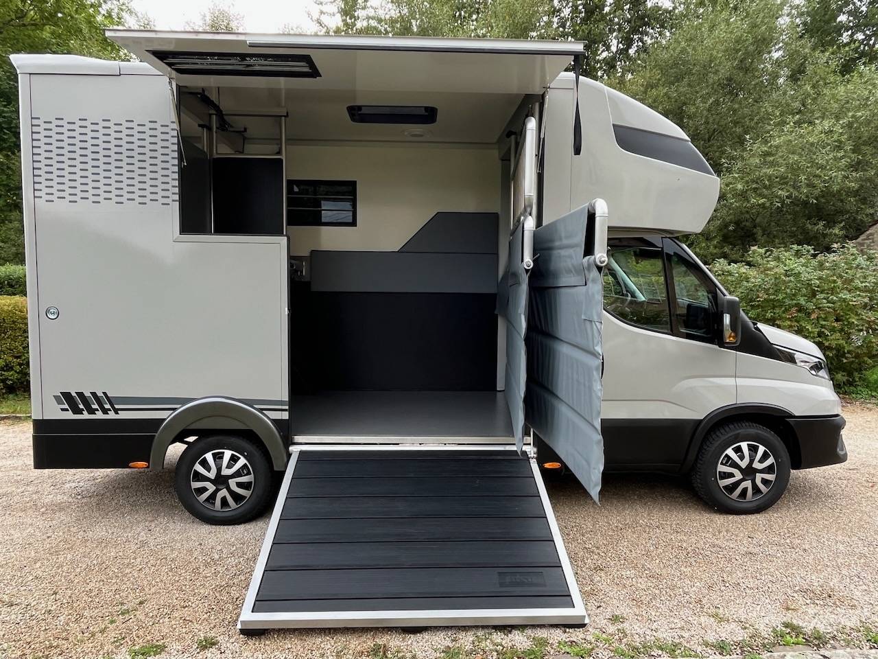 Furgoneta para caballos Iveco IVECO DAILY 35S210 HI-MATIC MSG STALLION LIGHT 2026 Nuevo