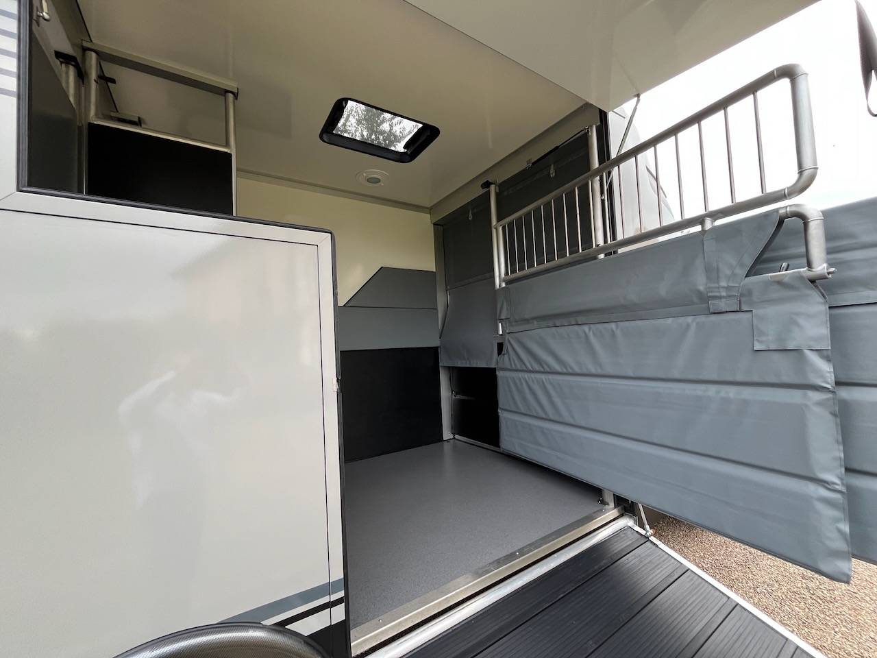 Furgoneta para caballos Iveco IVECO DAILY 35S210 HI-MATIC MSG STALLION LIGHT 2026 Nuevo
