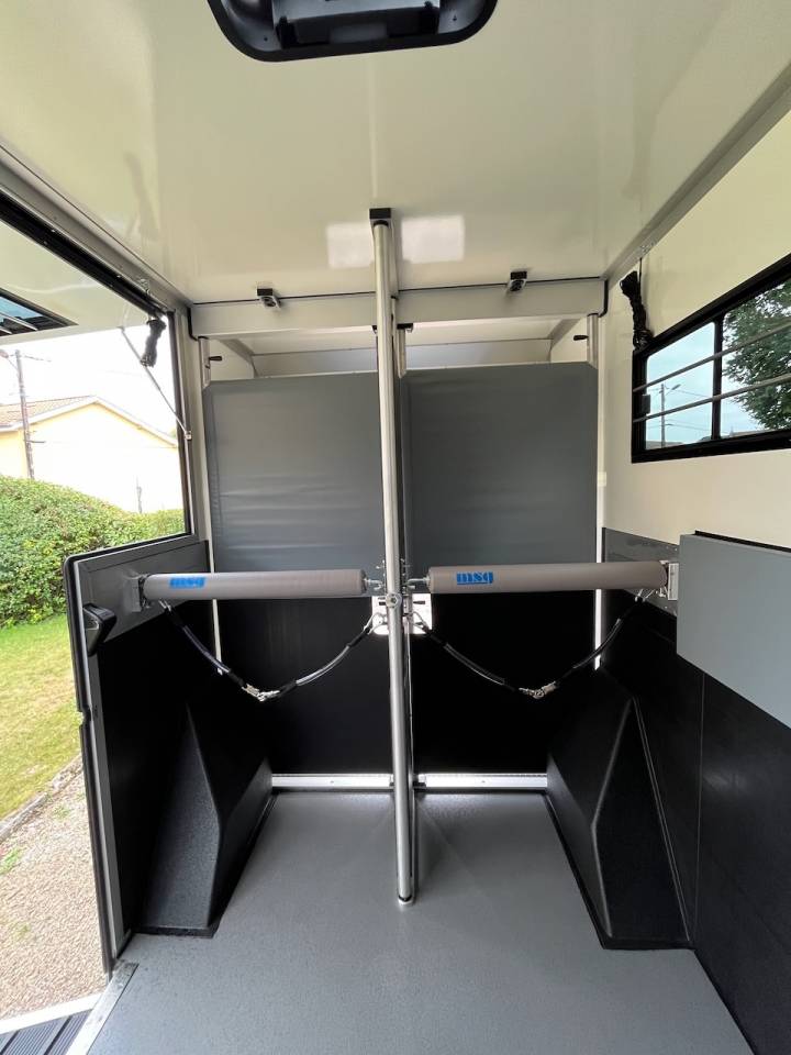 Furgoneta para caballos Iveco IVECO DAILY 35S210 HI-MATIC MSG STALLION LIGHT 2026 Nuevo