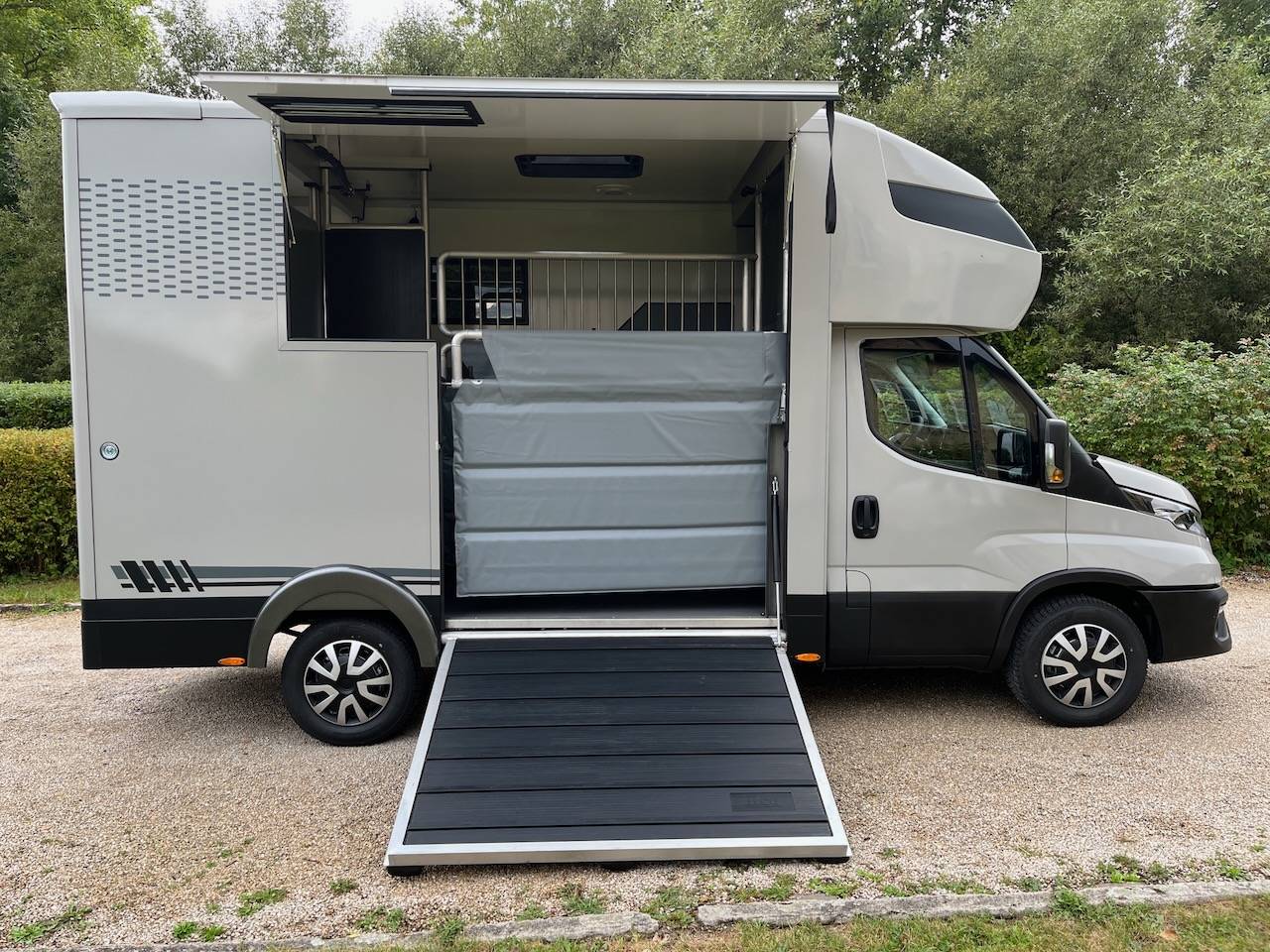 Furgoneta para caballos Iveco IVECO DAILY 35S210 HI-MATIC MSG STALLION LIGHT 2026 Nuevo