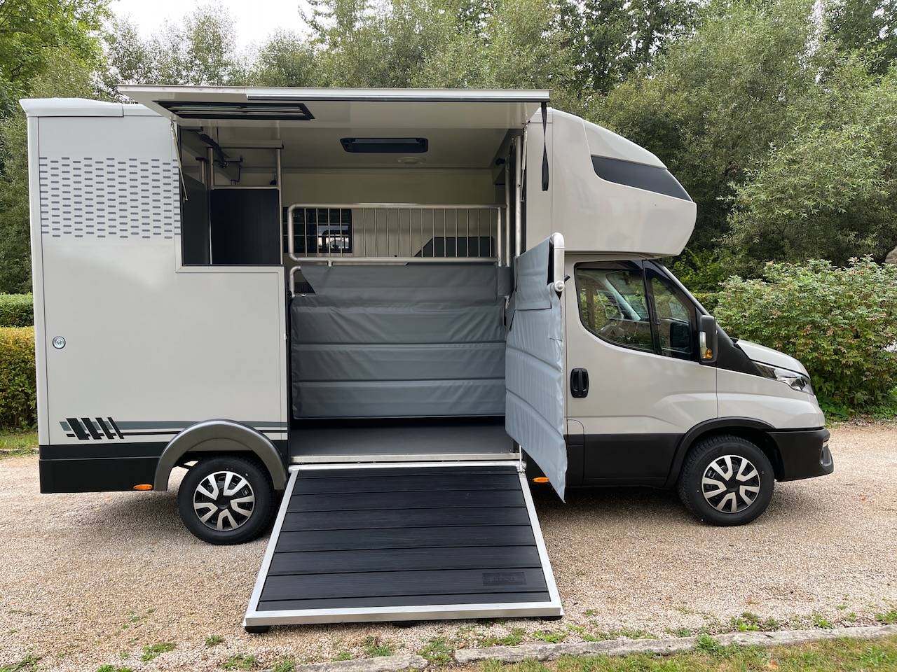 Furgoneta para caballos Iveco IVECO DAILY 35S210 HI-MATIC MSG STALLION LIGHT 2026 Nuevo