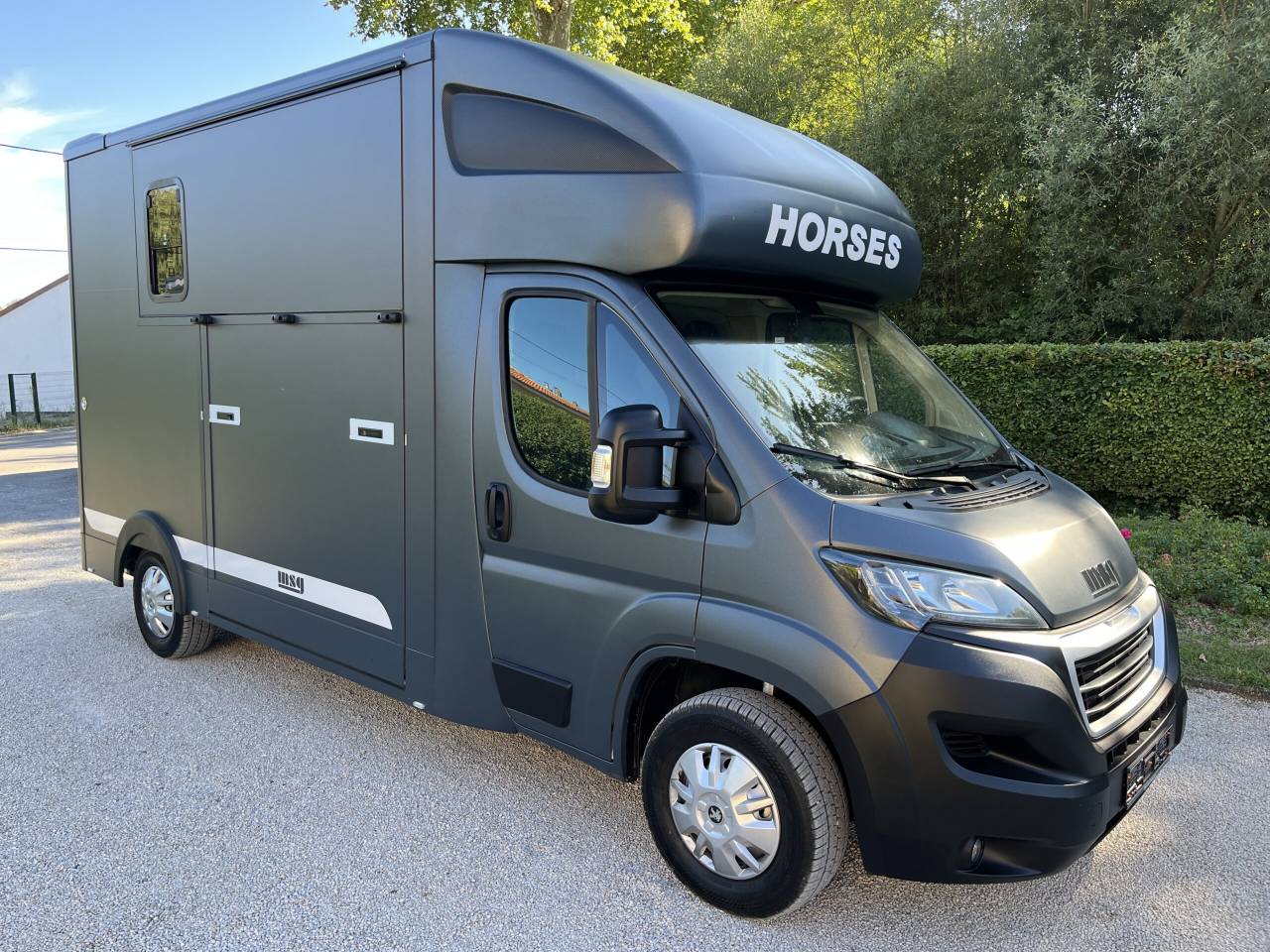 Furgoneta para caballos Peugeot PEUGEOT BOXER BLUEHDI 165 MSG STALLION LIGHT 2025 De segunda mano