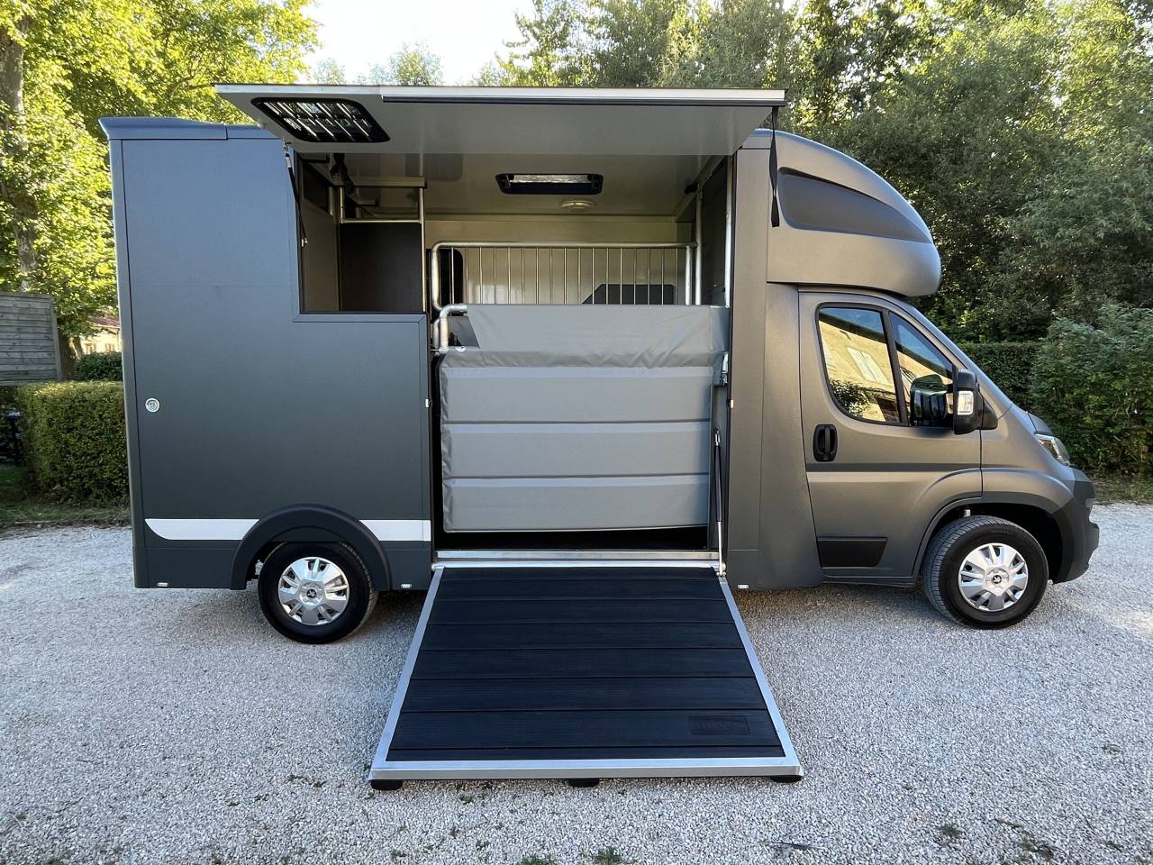 Furgoneta para caballos Peugeot PEUGEOT BOXER BLUEHDI 165 MSG STALLION LIGHT 2025 De segunda mano