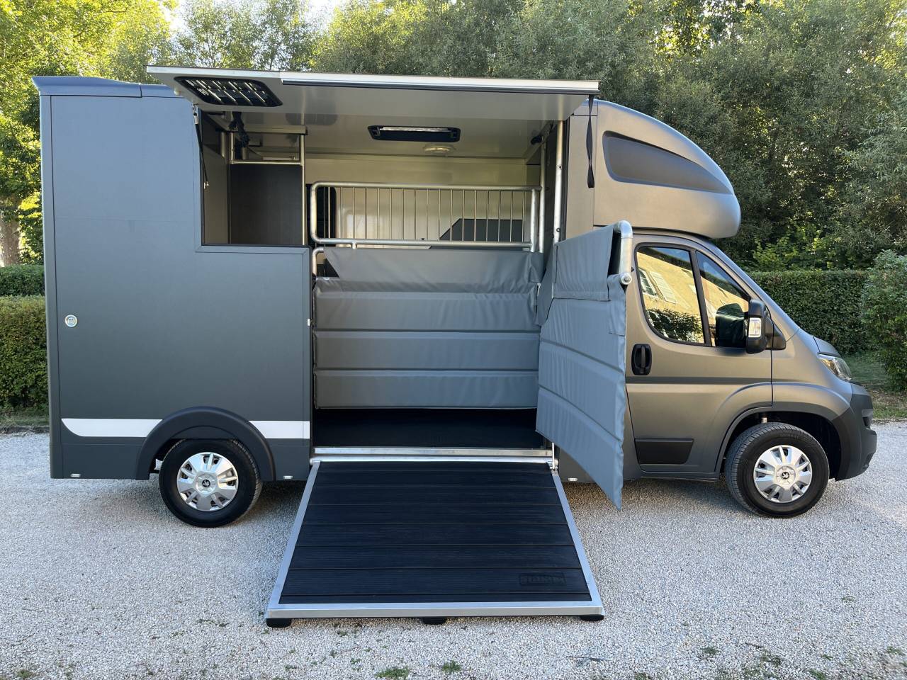 Furgoneta para caballos Peugeot PEUGEOT BOXER BLUEHDI 165 MSG STALLION LIGHT 2025 De segunda mano