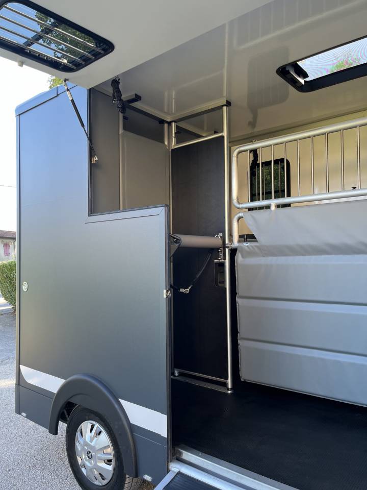 Furgoneta para caballos Peugeot PEUGEOT BOXER BLUEHDI 165 MSG STALLION LIGHT 2025 De segunda mano