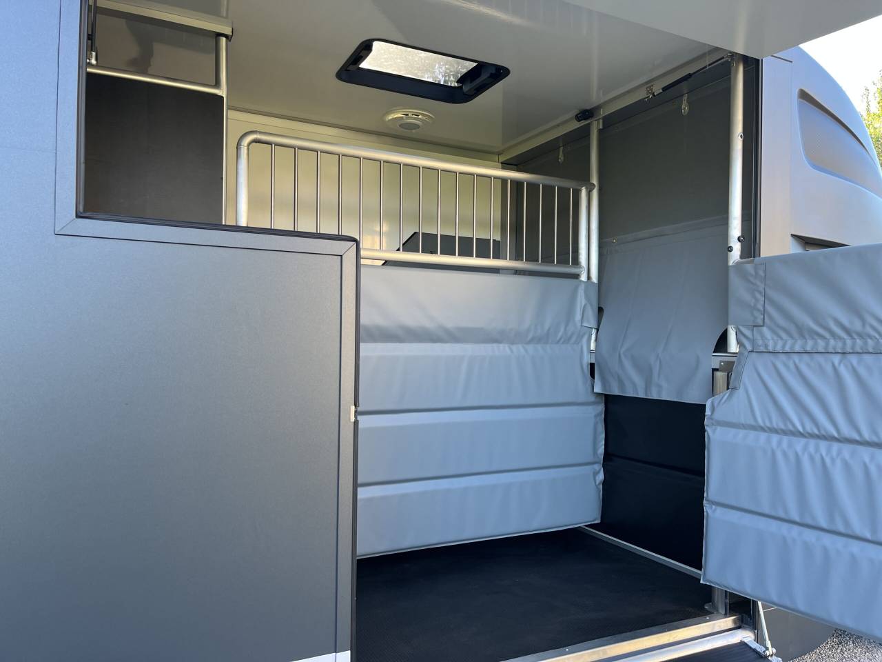 Furgoneta para caballos Peugeot PEUGEOT BOXER BLUEHDI 165 MSG STALLION LIGHT 2025 De segunda mano