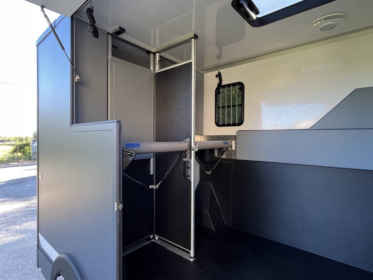 Furgoneta para caballos Peugeot PEUGEOT BOXER BLUEHDI 165 MSG STALLION LIGHT 2025 De segunda mano