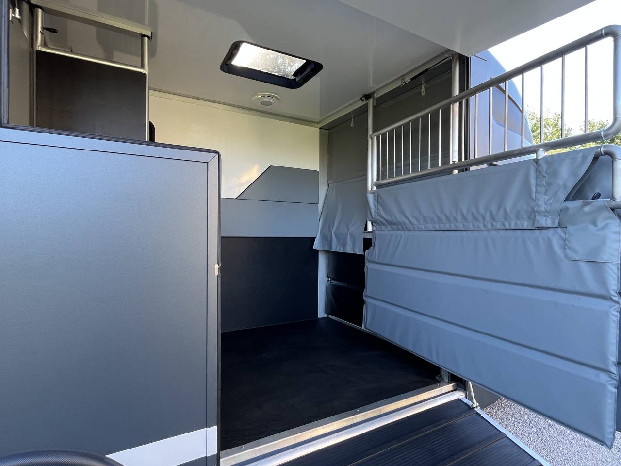 Furgoneta para caballos Peugeot PEUGEOT BOXER BLUEHDI 165 MSG STALLION LIGHT 2025 De segunda mano