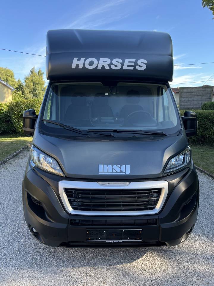 Furgoneta para caballos Peugeot PEUGEOT BOXER BLUEHDI 165 MSG STALLION LIGHT 2025 De segunda mano