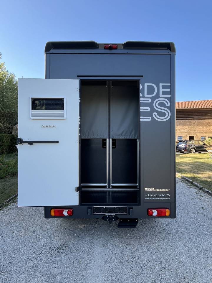 Furgoneta para caballos Peugeot PEUGEOT BOXER BLUEHDI 165 MSG STALLION LIGHT 2025 De segunda mano