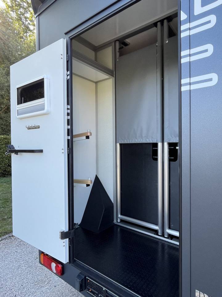 Furgoneta para caballos Peugeot PEUGEOT BOXER BLUEHDI 165 MSG STALLION LIGHT 2025 De segunda mano