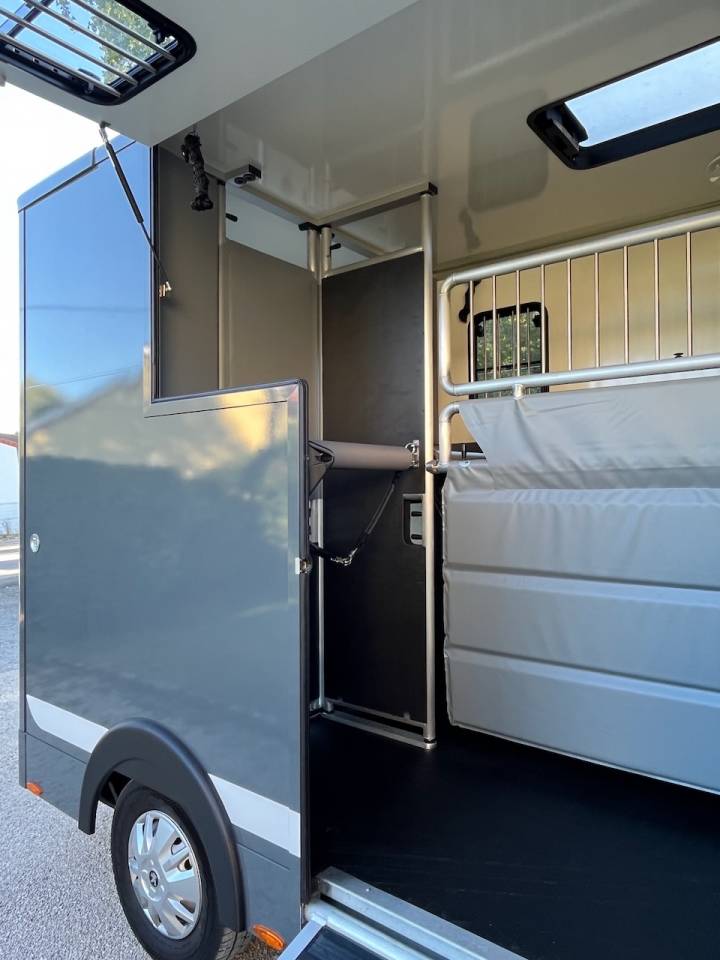 Furgoneta para caballos Peugeot PEUGEOT BOXER BLUEHDI 165 MSG STALLION LIGHT  De segunda mano
