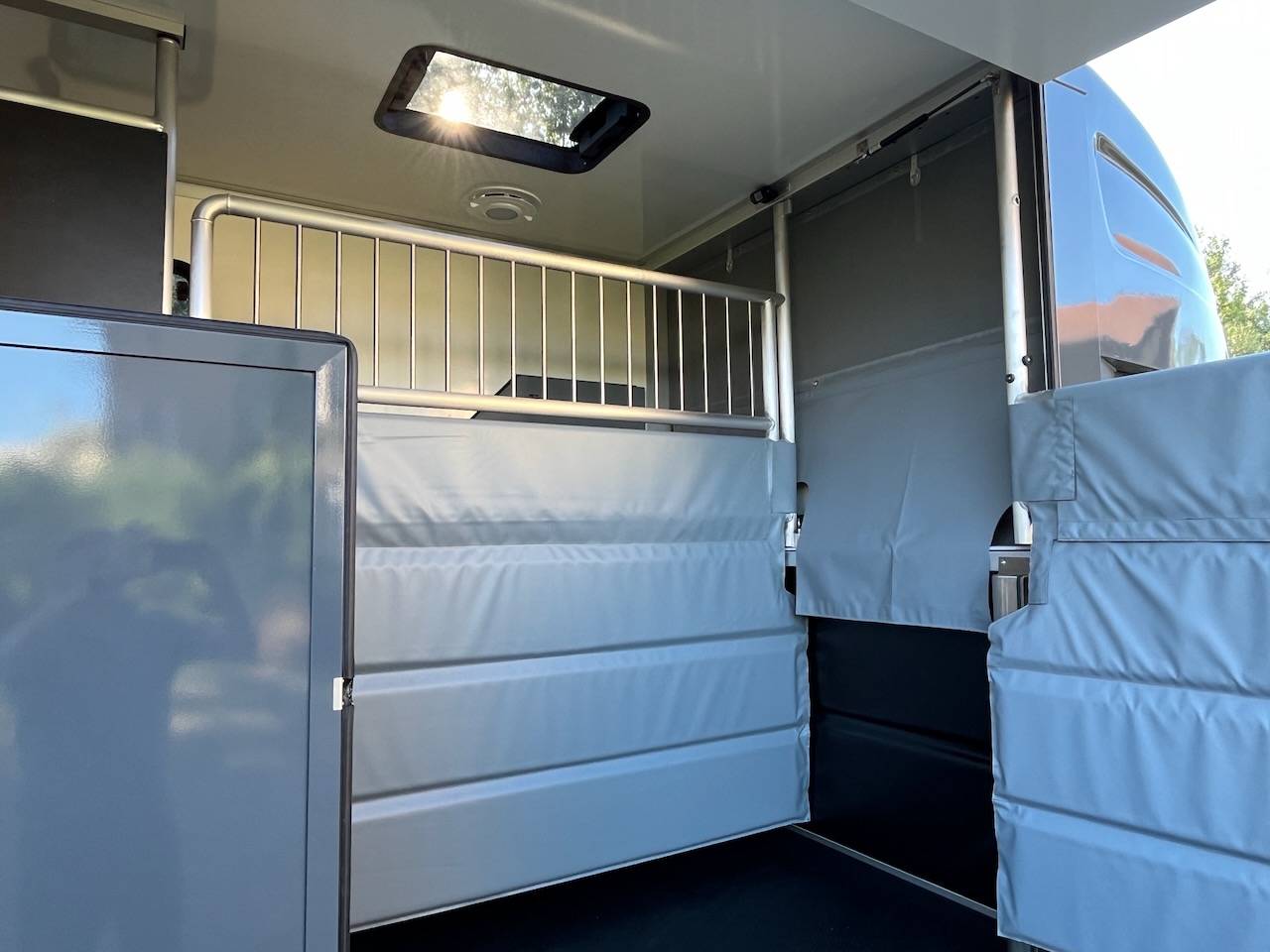 Furgoneta para caballos Peugeot PEUGEOT BOXER BLUEHDI 165 MSG STALLION LIGHT  De segunda mano