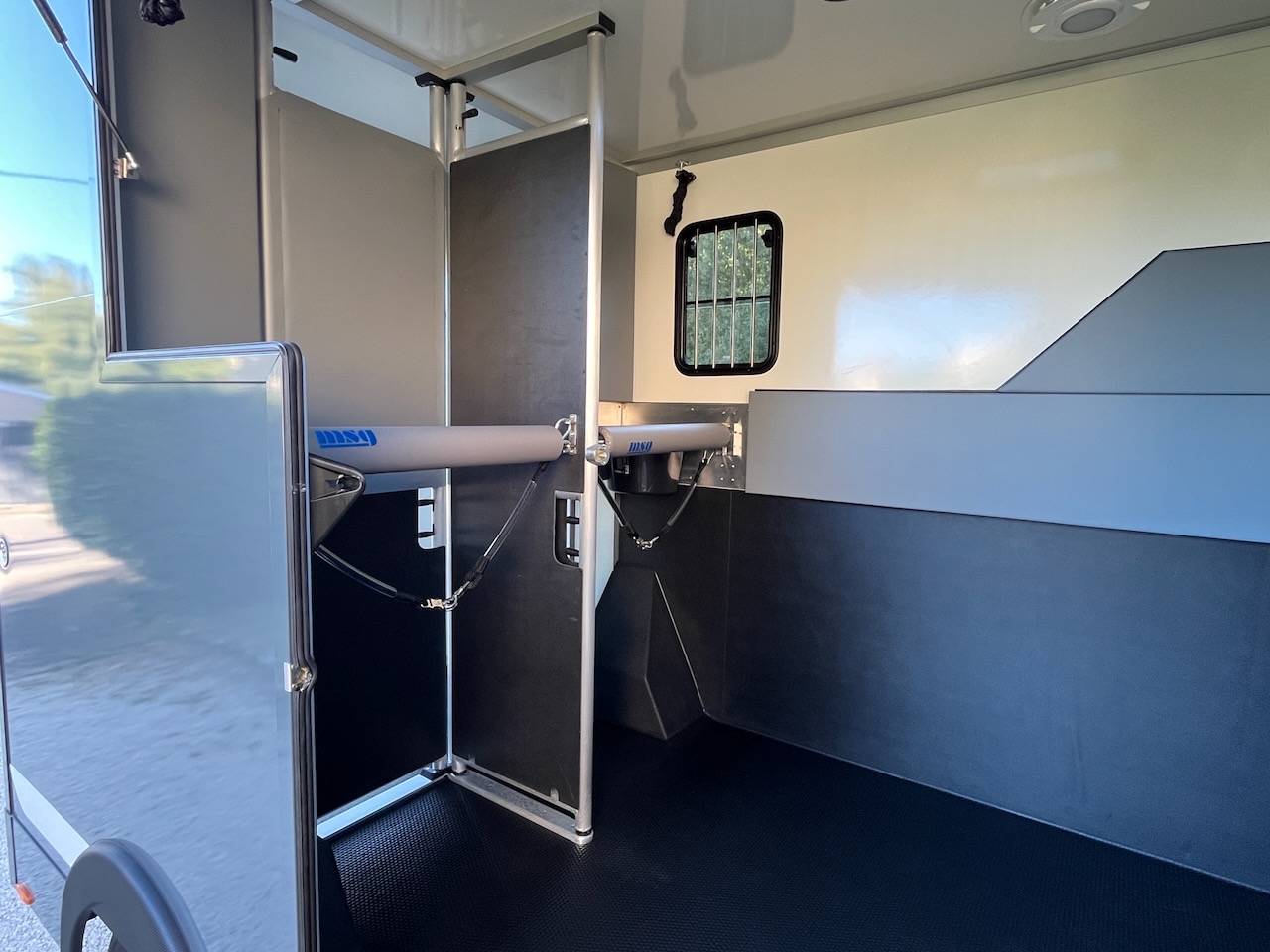Furgoneta para caballos Peugeot PEUGEOT BOXER BLUEHDI 165 MSG STALLION LIGHT  De segunda mano