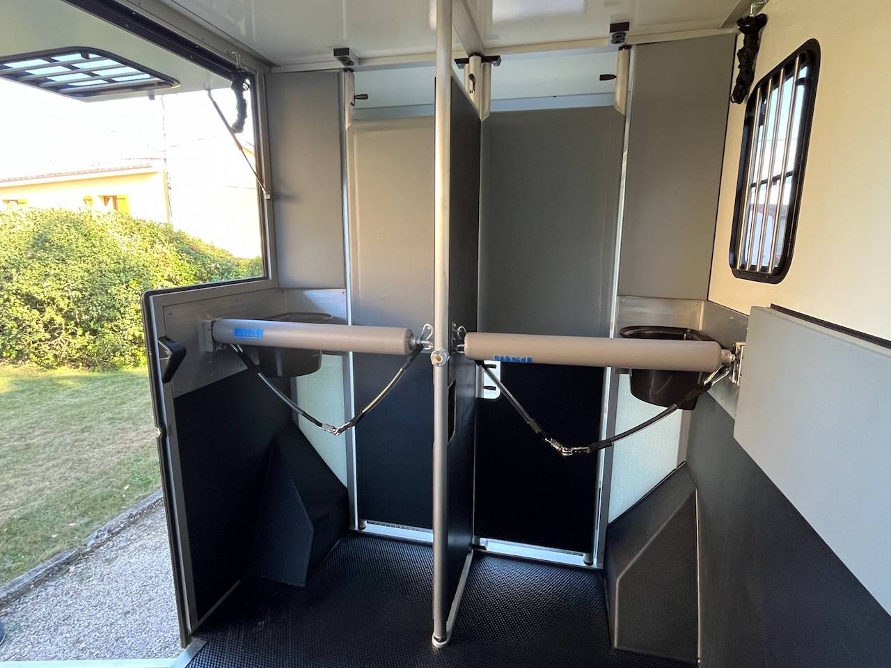 Furgoneta para caballos Peugeot PEUGEOT BOXER BLUEHDI 165 MSG STALLION LIGHT  De segunda mano