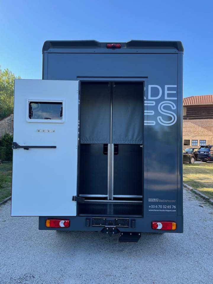 Furgoneta para caballos Peugeot PEUGEOT BOXER BLUEHDI 165 MSG STALLION LIGHT  De segunda mano