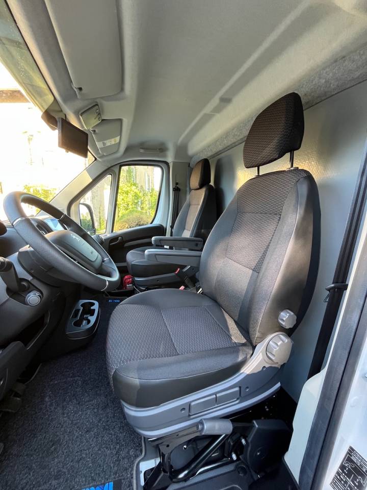 Furgoneta para caballos Peugeot PEUGEOT BOXER BLUEHDI 165 MSG STALLION LIGHT  De segunda mano