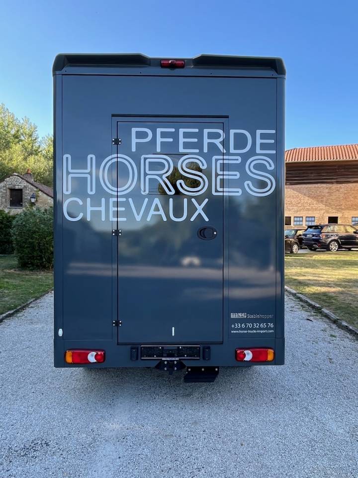 Furgoneta para caballos Peugeot PEUGEOT BOXER BLUEHDI 165 MSG STALLION LIGHT  De segunda mano