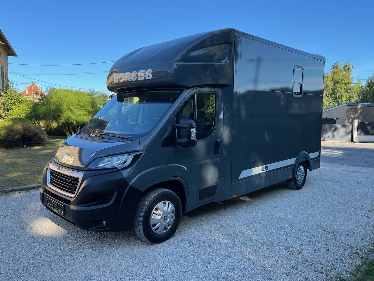 Furgoneta para caballos Peugeot PEUGEOT BOXER BLUEHDI 165 MSG STALLION LIGHT  De segunda mano