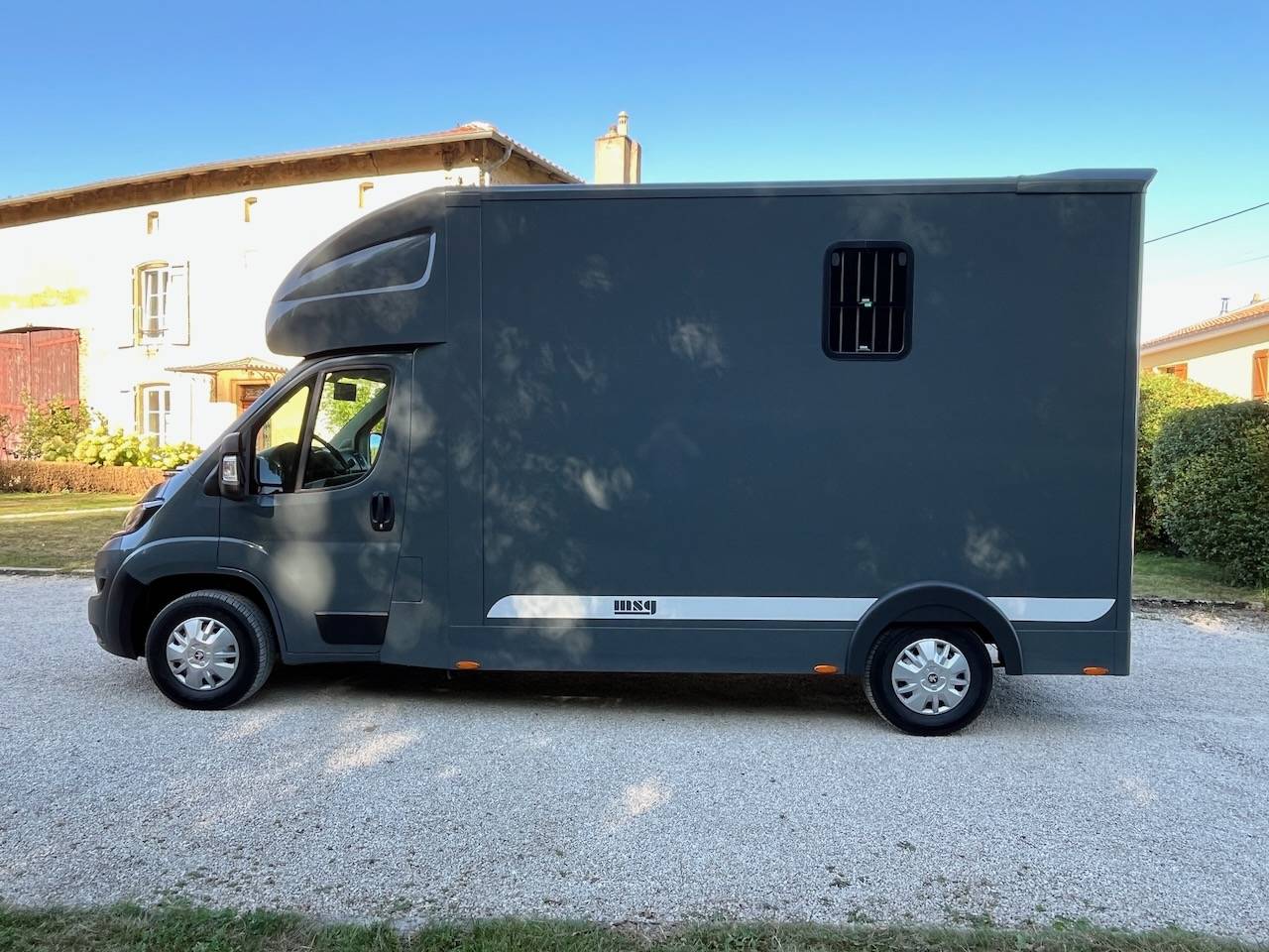 Furgoneta para caballos Peugeot PEUGEOT BOXER BLUEHDI 165 MSG STALLION LIGHT  De segunda mano