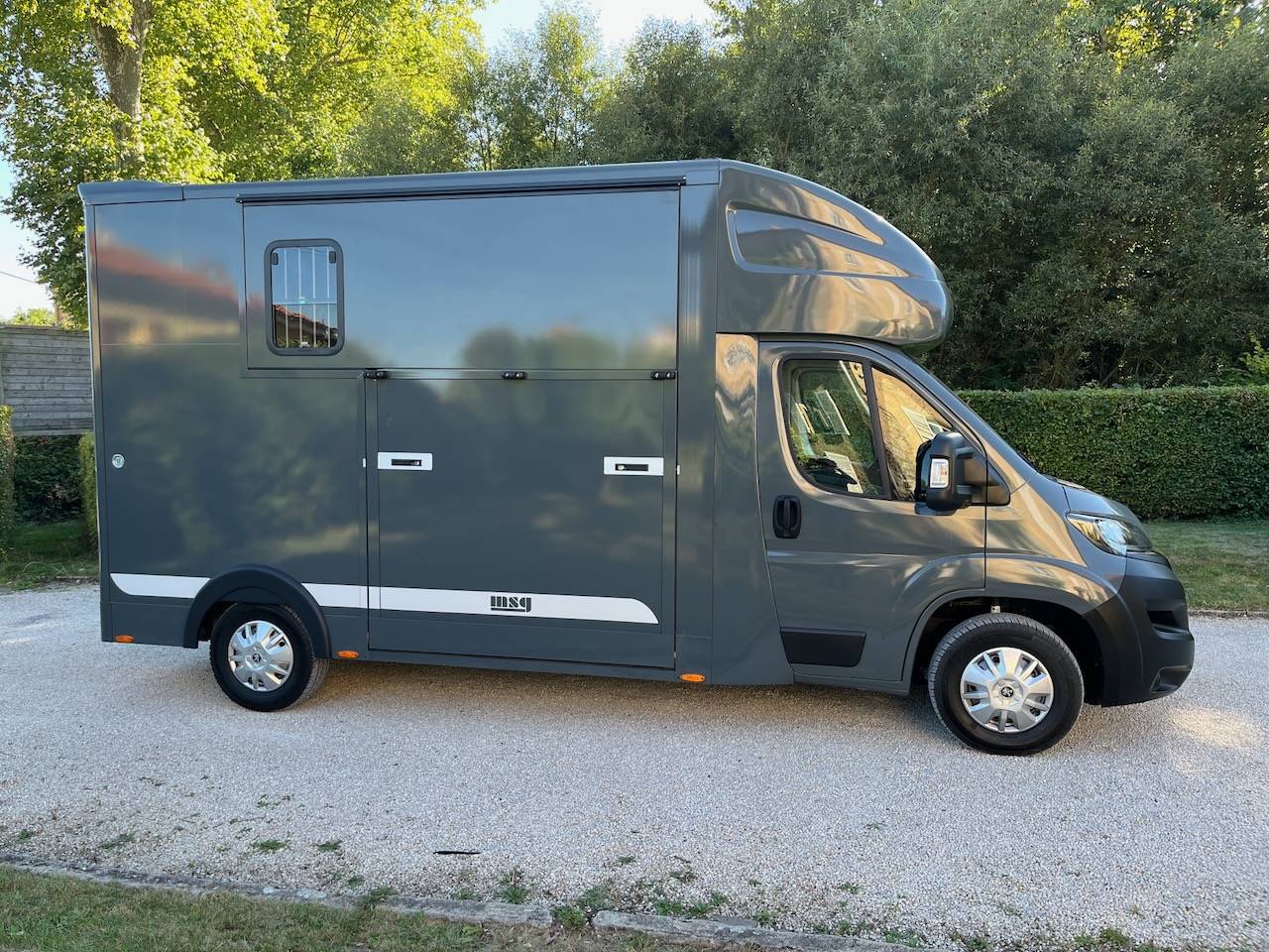 Furgoneta para caballos Peugeot PEUGEOT BOXER BLUEHDI 165 MSG STALLION LIGHT  De segunda mano