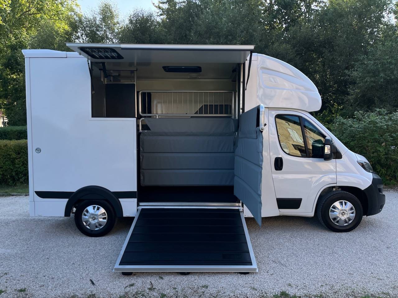Furgoneta para caballos Peugeot PEUGEOT BOXER BLUEHDI 165 MSG STALLION LIGHT 2025 De segunda mano