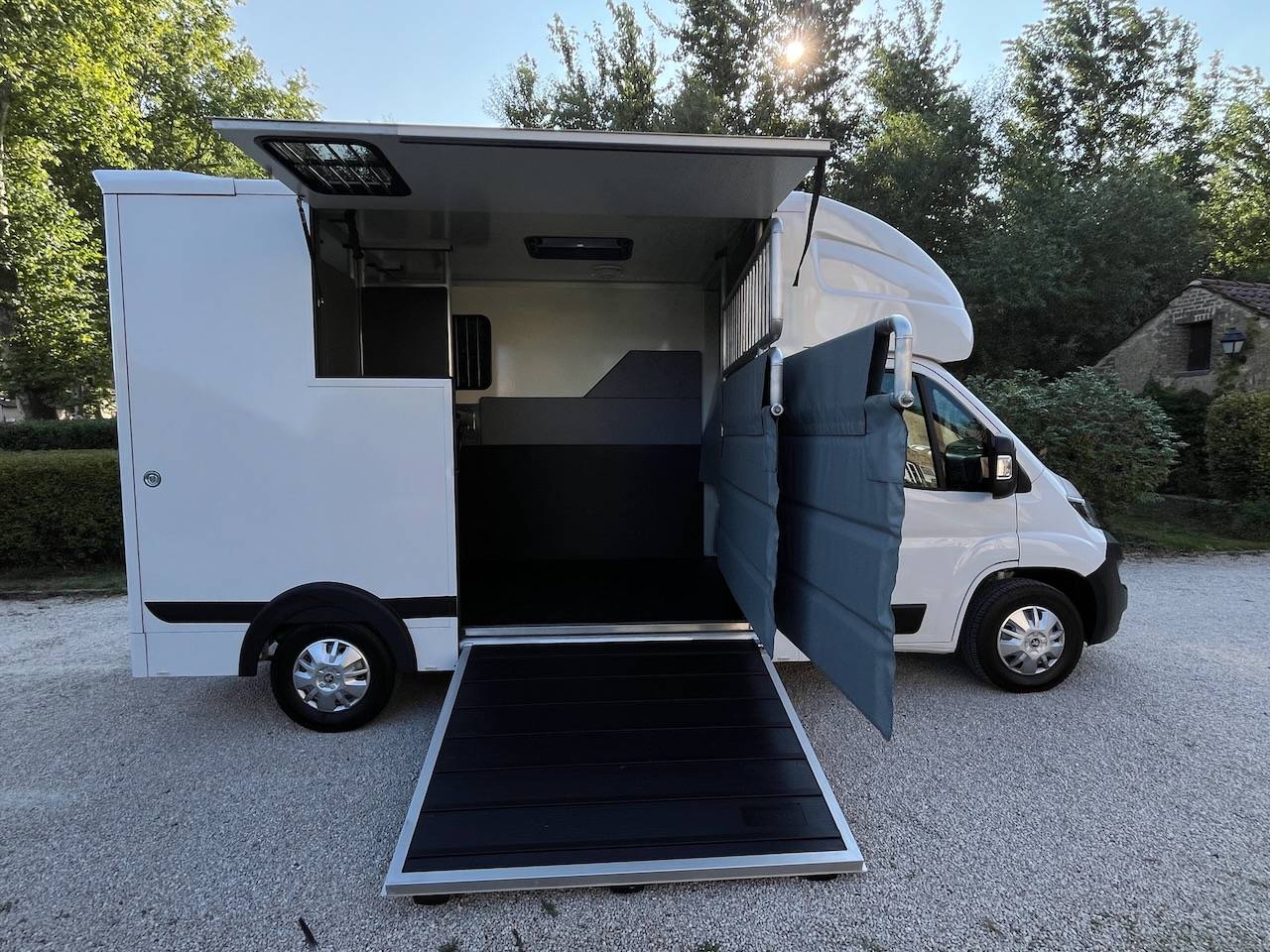 Furgoneta para caballos Peugeot PEUGEOT BOXER BLUEHDI 165 MSG STALLION LIGHT 2025 De segunda mano