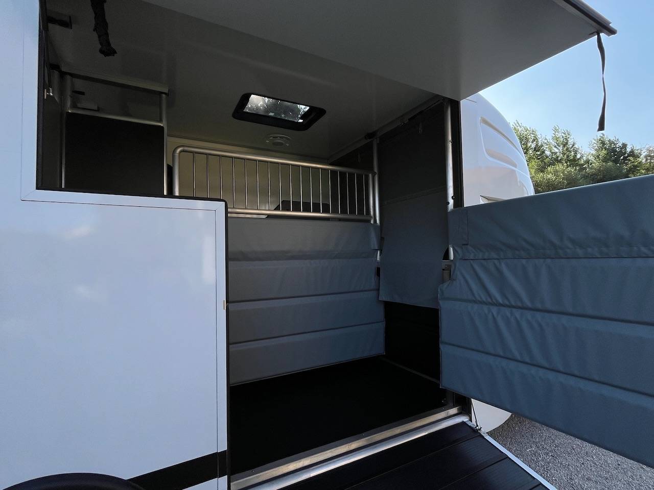 Furgoneta para caballos Peugeot PEUGEOT BOXER BLUEHDI 165 MSG STALLION LIGHT 2025 De segunda mano