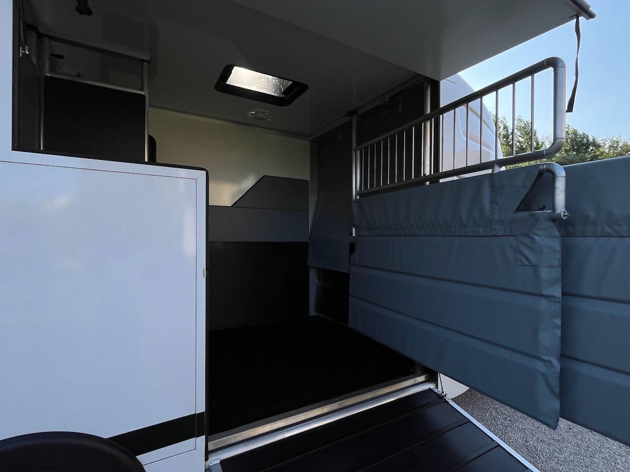 Furgoneta para caballos Peugeot PEUGEOT BOXER BLUEHDI 165 MSG STALLION LIGHT 2025 De segunda mano