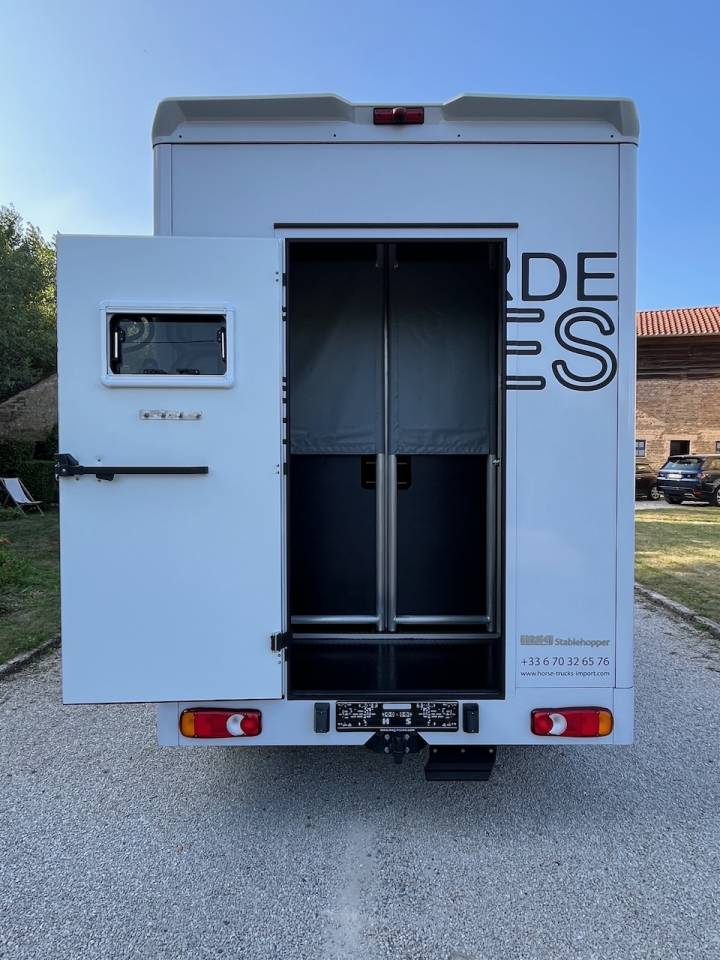 Furgoneta para caballos Peugeot PEUGEOT BOXER BLUEHDI 165 MSG STALLION LIGHT 2025 De segunda mano