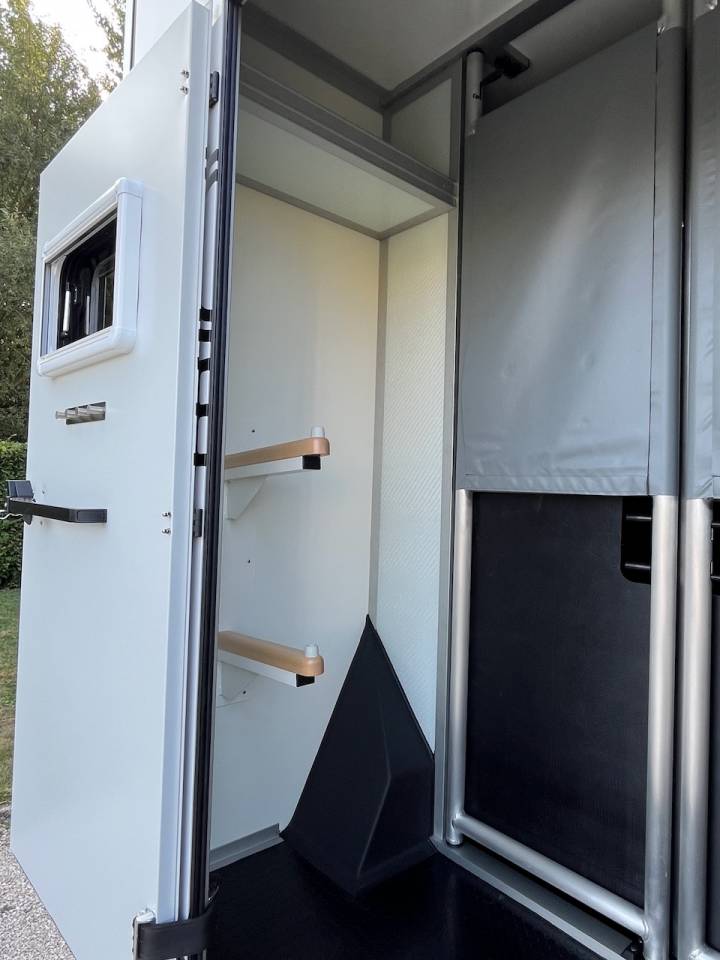 Furgoneta para caballos Peugeot PEUGEOT BOXER BLUEHDI 165 MSG STALLION LIGHT 2025 De segunda mano